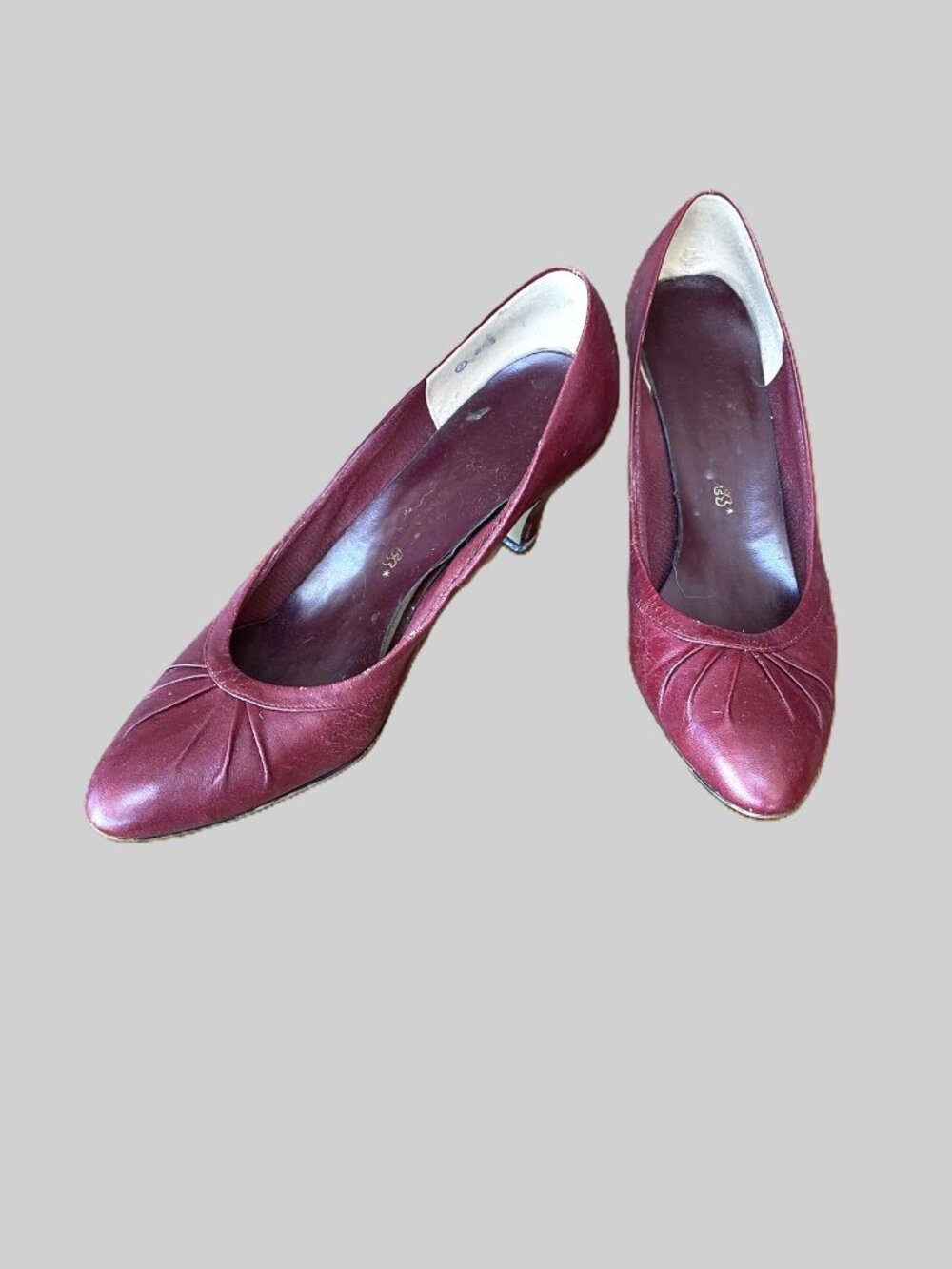 Vintage burgundy heels with classic pleated detail - 8.5A (Narrow)